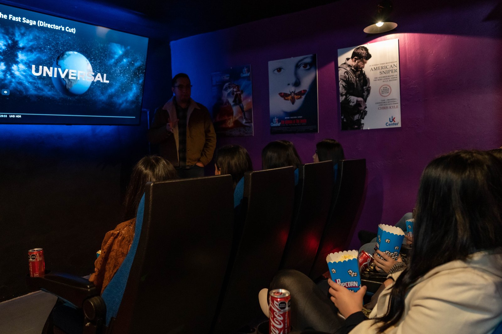 Alumnos de UKCenter viendo película en inglés durante el Cinema Club