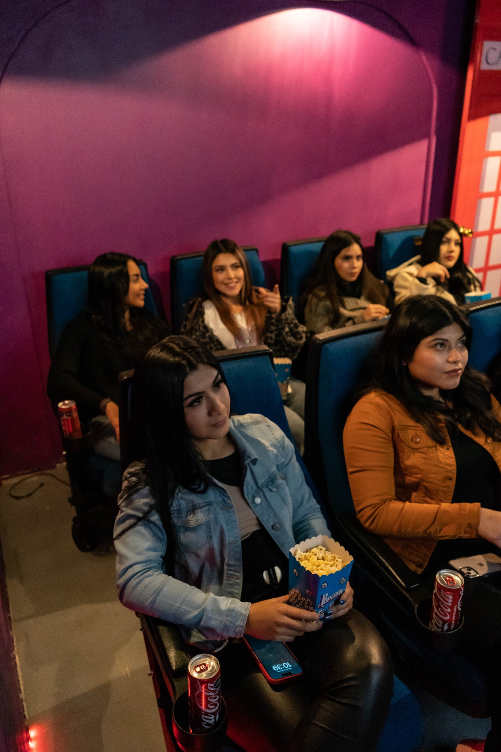 Alumnos de UKCenter Huauchinango disfrutando del Cinema Club